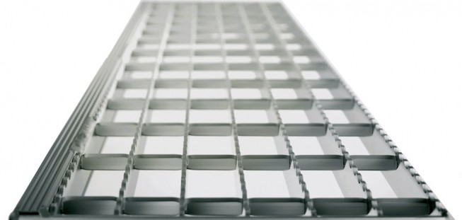 MUNK Stufenbelag Aluminium Gitterrost eloxiert 800mm Stufenbreite, 235mm Stufentiefe, Mehrpreis
