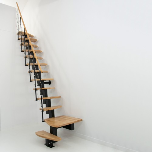Minka Mittelholmtreppe Quatro ¼-gewendelt in Buche auf Walnuss gebeizt, UK schwarz mit 345cm Geschosshöhe
