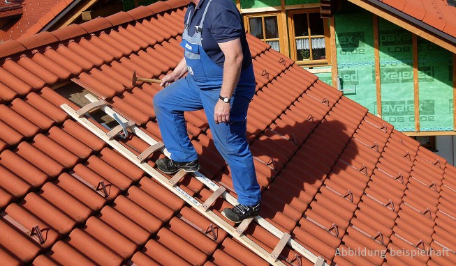 Mauderer Bavaria Holz Dachauflegeleiter 595 mit geschweiften Sprossen für sicheren Auftritt