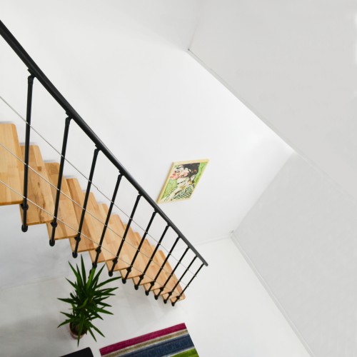 Minka Mittelholmtreppe Comfort in Buche lackiert Unterkonstruktion schwarz bis 312cm Geschösshöhe