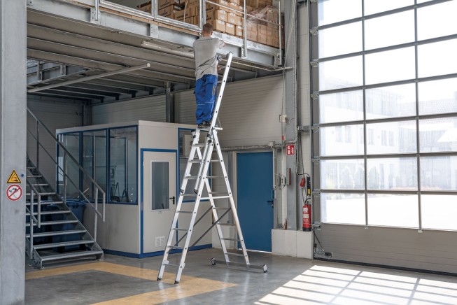 MUNK Mehrzweckleiter mit Nivello® Traverse 3x13 Sprossen