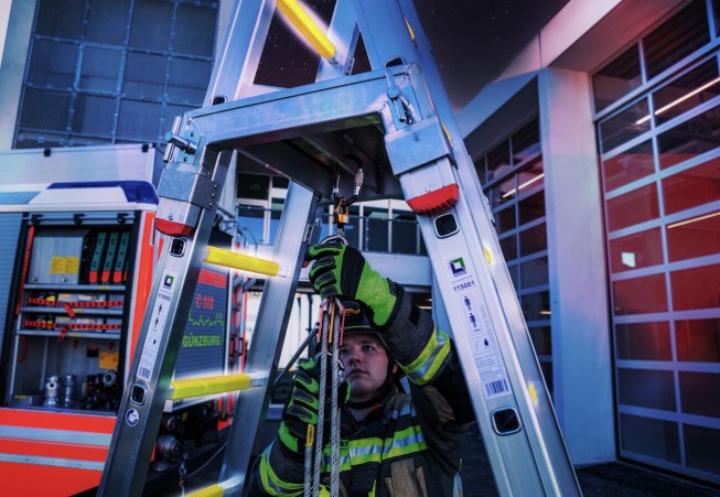 MUNK Rettungstechnik Steckleiter mit Glow-Sprossenbelag nach DIN EN 1147