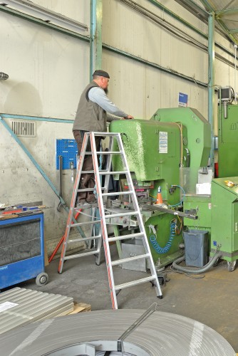 Hymer Stufenstehleiter mit Alu-Druckguss Gelenk 2x6 Stufen