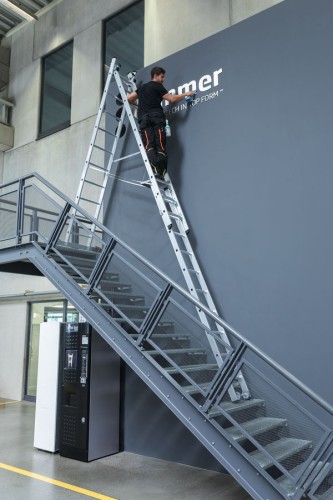 MUNK Mehrzweckleiter mit Nivello® Traverse 3x13 Sprossen