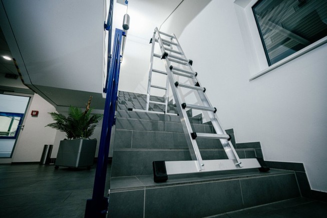 MUNK Teleskopleiter mit Traverse 4x6 Sprossen
