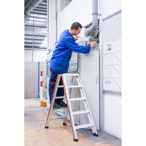 Hymer Stufenstehleiter mit vernieteten Leiterschuhen 2x4 Stufen